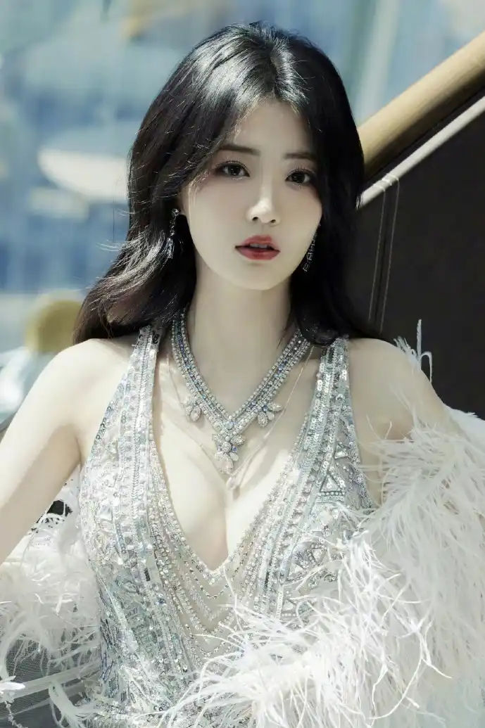 国际版QQ界面对比